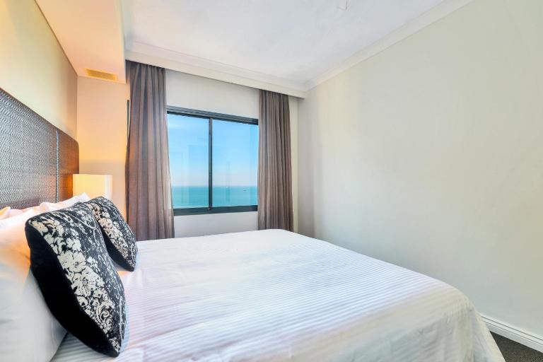 2 Bedroom Penthouse Retreat Water Views Pool Balcony - Bed and Breakfast Darwin