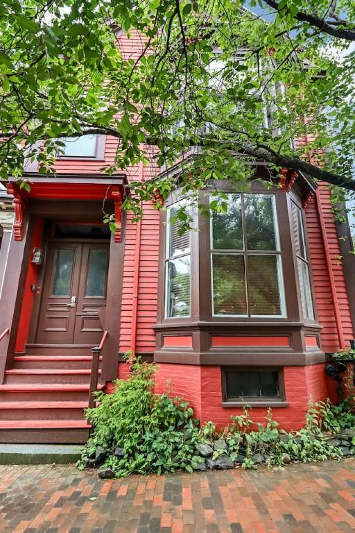Spacious Portland Home With Parking - Bed and Breakfast Portland