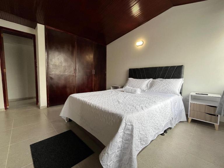 Casa Hotel Pontevedra - cerca a la clínica Shaio, - B&B Bogotá