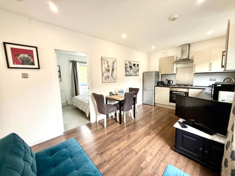 South Gyle House - SuperFast WiFi and Free Parking - 7 minutes from Edinburgh Airport - B&B Edinburgh