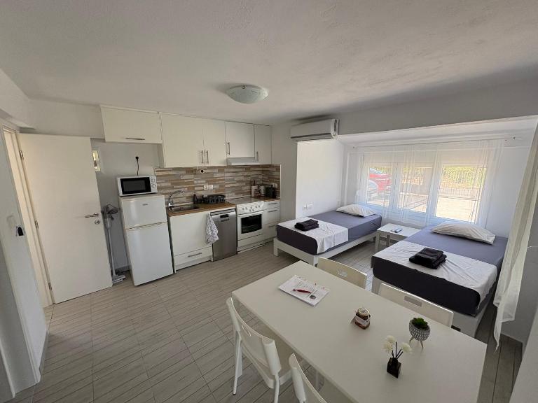 Sapphire Apartment , Beachfront Family Apartment for 4 with Private Garden, 1-Minute Walk to the Beach - Ferienwohnung Néa Meságkala