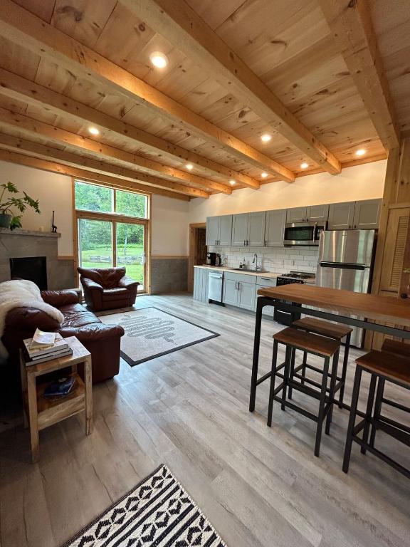 Sunny 2BR with Pond, Fireplace, Walk to Stowe - Chambres d'hôtes Stowe