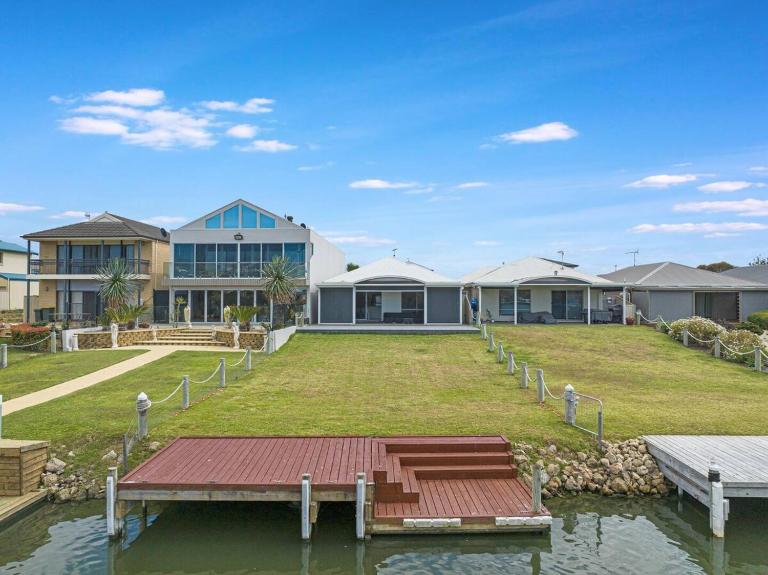 Waterfront house private jetty Kaya provided - B&B Hindmarsh Island