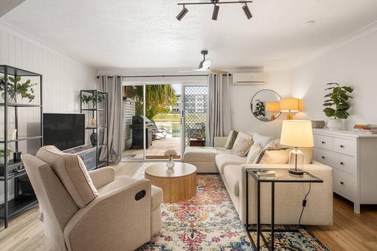 Elanora Oasis - Lakefront Serenity and Resort Living - B&B Gold Coast
