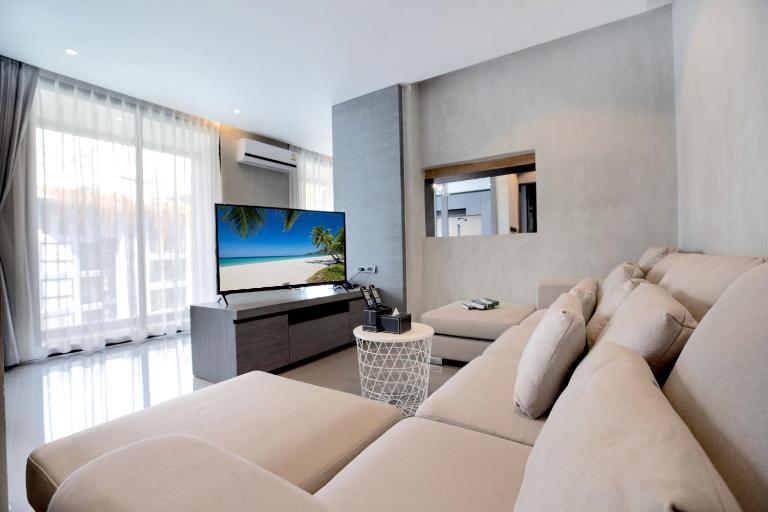Fun, Beach & Topical Vibes! Pool View 2BR Apartment CTG P603-4 in Tropics Kamala Residence - Bed and Breakfast Ban Kamala