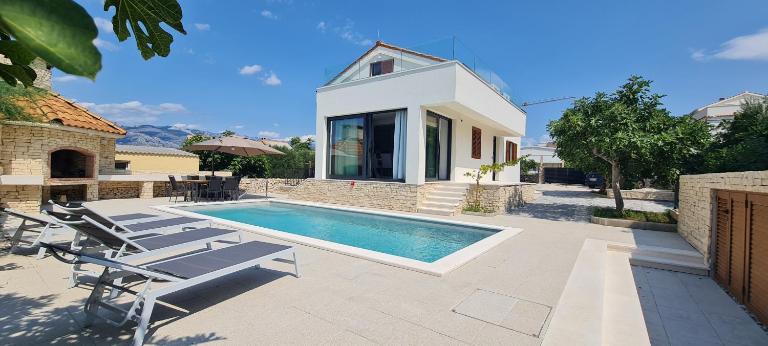 Villa Emma - luksuzna kuća s bazenom Wellness & SPA - B&B Ražanac