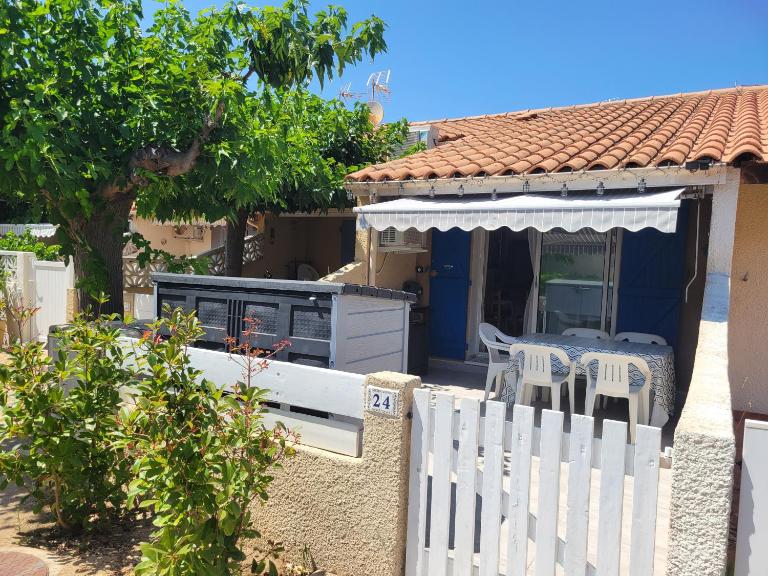 Maison de vacances rénovée avec sejour climatisé, résidence securisee MAS DE LA PLAGE, terrasse Sud, 4 couchages, PORTIRAGNES PLAGE LRMP24 - Chambres d'hôtes Portiragnes