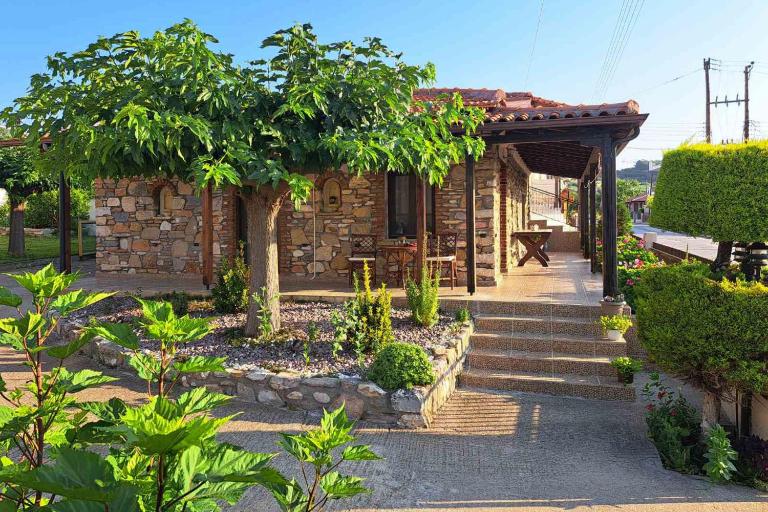 Village Stone House - Bed and Breakfast Ofrínion