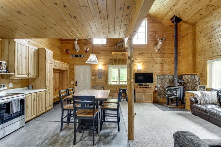 6 Mi to Spider Lake OHV Trails: Cabin w/ Fire Pit - Ferienwohnung Backus