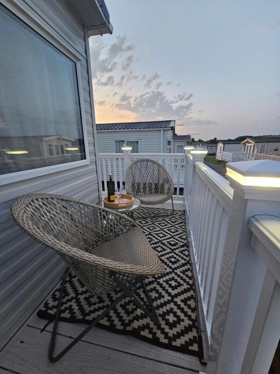 Jurassic Bliss - stylish static caravan with partial sea view at Durdle Door - B&B Wareham