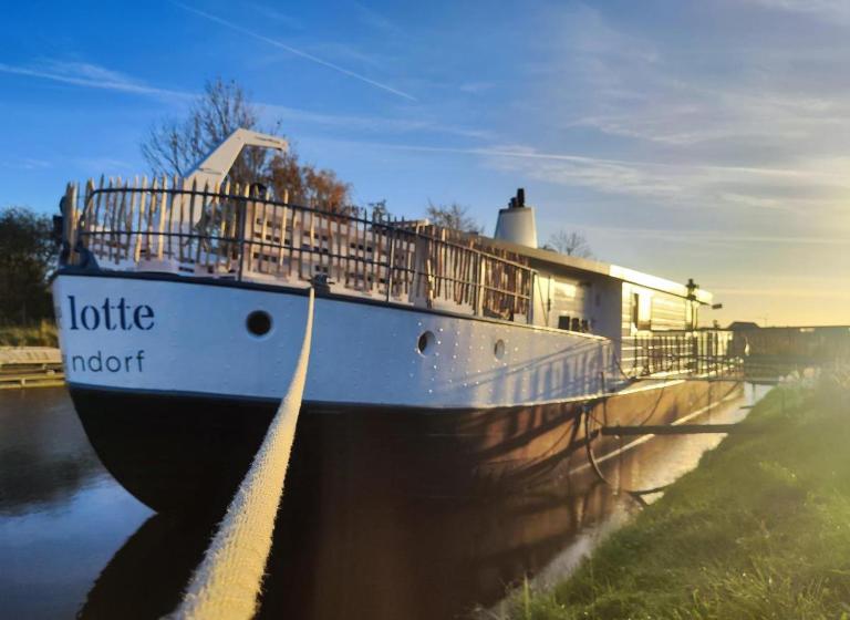 8 Personen Hausboot mit Hot Tub, Sauna, Kaminofen, Klimaanlage, Lounge, Sonnendeck und Garten mit Buddelschiff direkt hinterm Deich in Otterndorf - Chambres d'hôtes Otterndorf