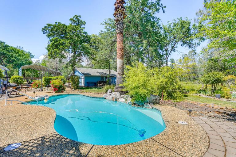 10 Mi to Redding: Serene Escape w/ Spacious Yard! - B&B Anderson