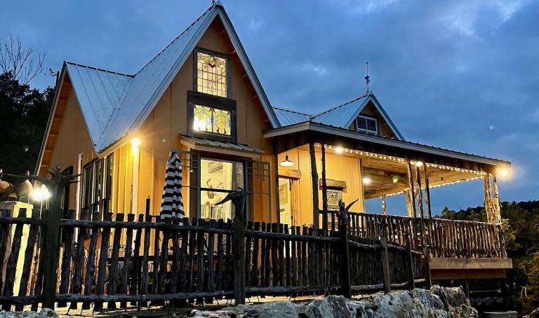 Above All Luxury Lodge - B&B New Braunfels