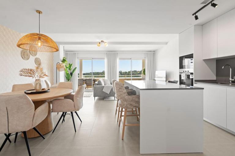 Elegant Apartment with Valley Views, Pool & Gym in Oceana Gardens - B&B Estepona