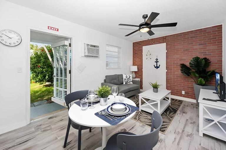Luna Beach House - B&B Hollywood