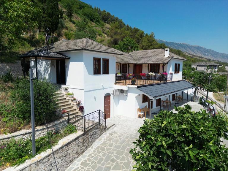 Emblematic House Apartment 4 - B&B Gjirokastër