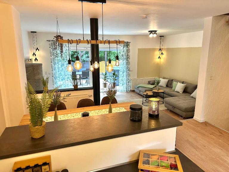 Haus am Wald mit Whirlpool, Garten, Kamin und voll ausgestatteter Küche - Bed and Breakfast Stolberg