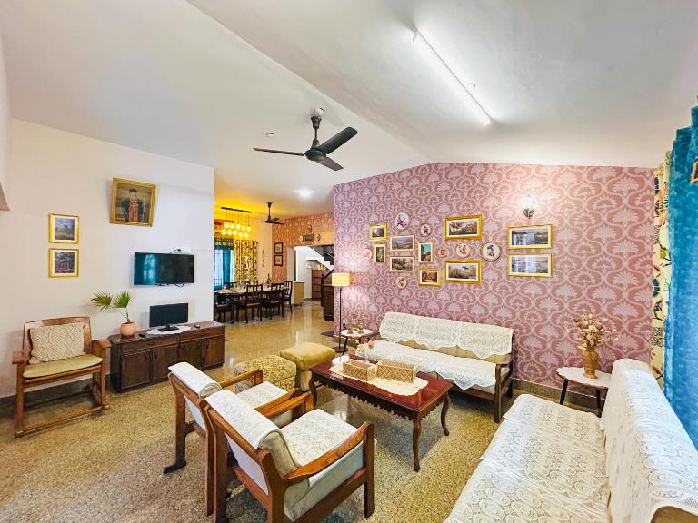 Cine Castle 4BHK Luxury Spacez Villa with Private Theatre & Garden - Ferienwohnung Bengaluru