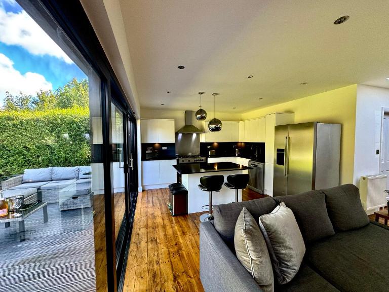 Spacious 4 beds house with FAST WIFI and FREE PARKING ideal for businesses, visiting family or relocation - B&B Hatfield