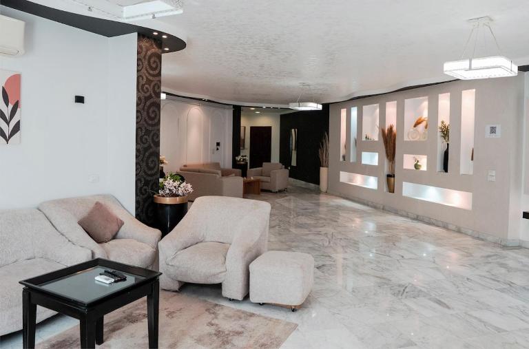 Chic 2BR Apt 8min to Airport Family& work ready - B&B Il Cairo