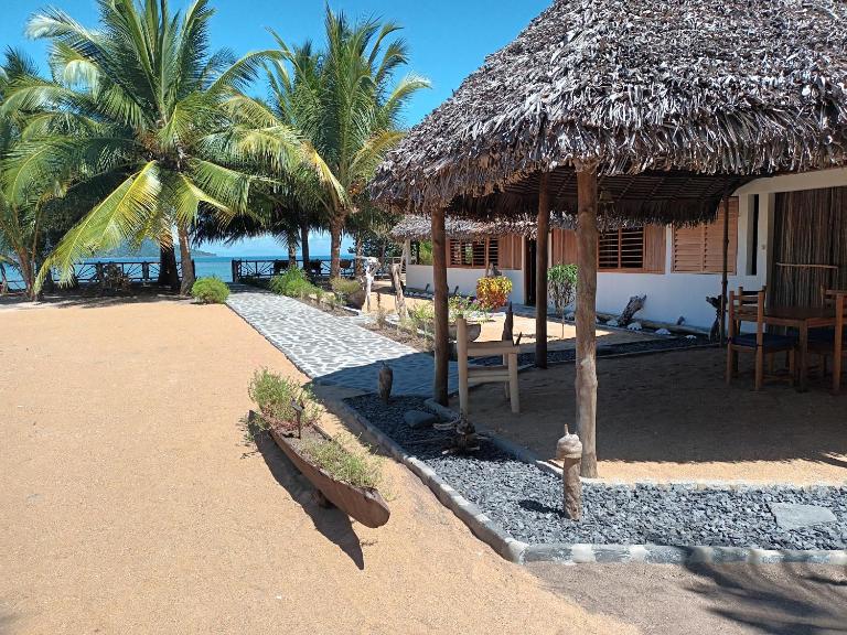 Ravoravo Beachfront Family lodge in Lokobe National Park-Nosy be, autentic Madagascar expiriance with europian confort - Bed and Breakfast Antafondro