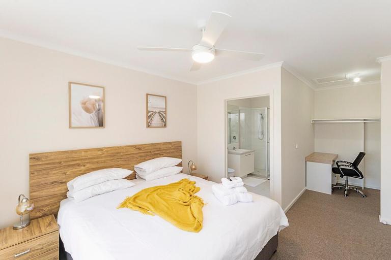MV-Giraffe 4 bedroom x 3 bathroom - B&B Hamilton
