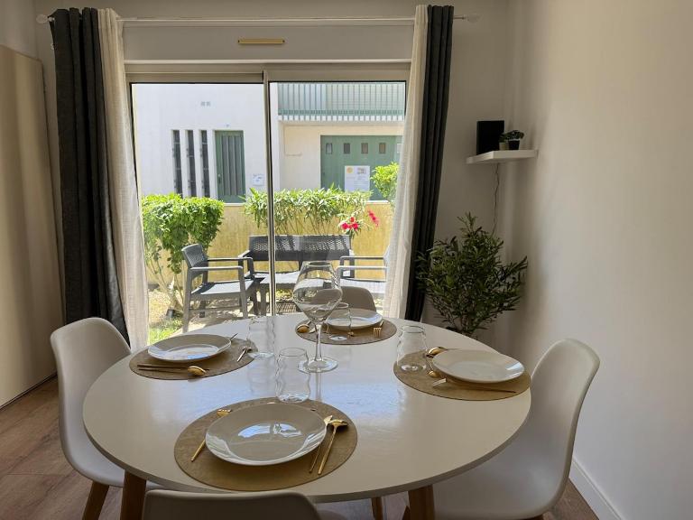 ღ Hibiscus - Terrasse, Parking, Jardin et Wifi - B&B La Rochelle