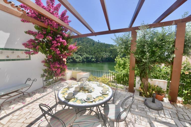 Riverside - Lovely river-view 3 bedroom house - Chambres d'hôtes Dornes