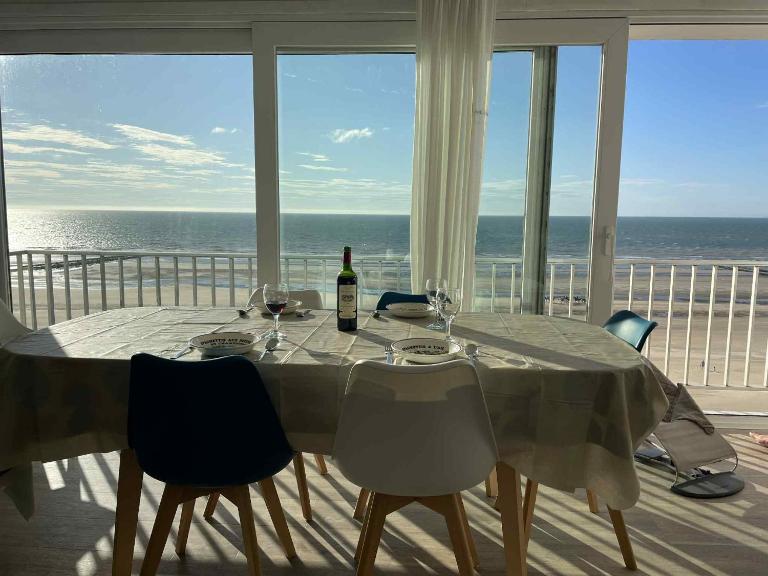 Lovely apartment with pool and sea view - B&B Koksijde