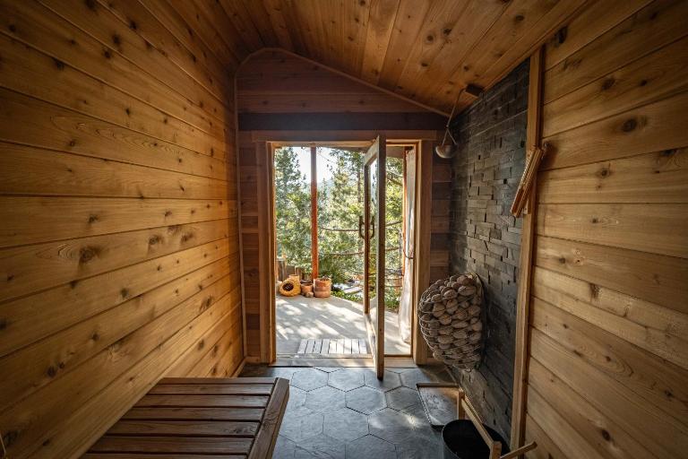 Perch - Peaceful ECO Cedar Hot Tub AC EV Mountain Views - B&B Running Springs