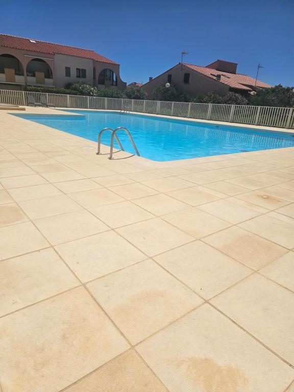 Le Nautica Terrasse 2 Pers Piscine - B&B Le Barcarès