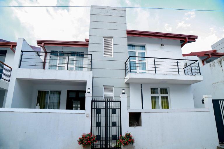 Rose Villa-AC 3 Bed rooms,15 mins to airport with gated community & swimming pool - B&B Kotugoda