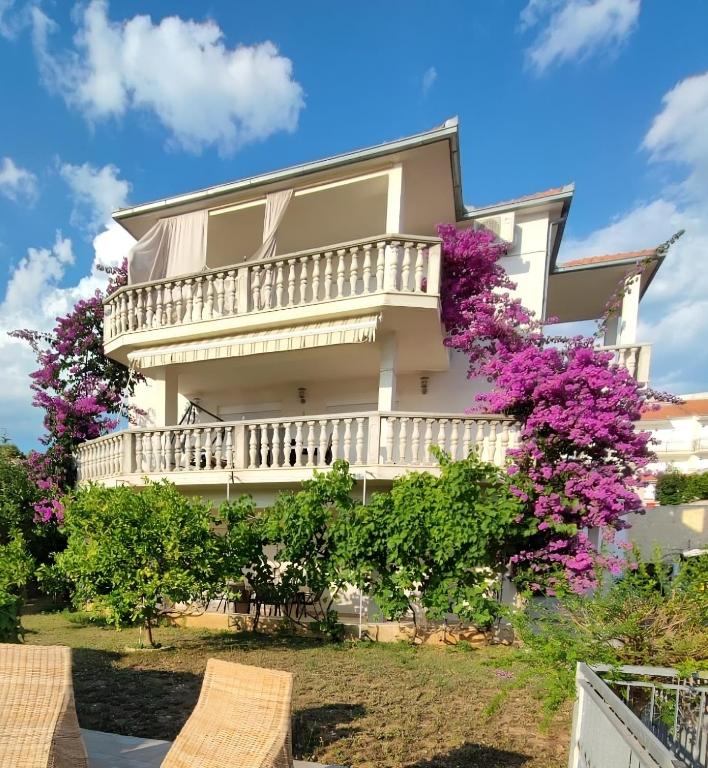 Apartmani Jureta - B&B Okrug Gornji