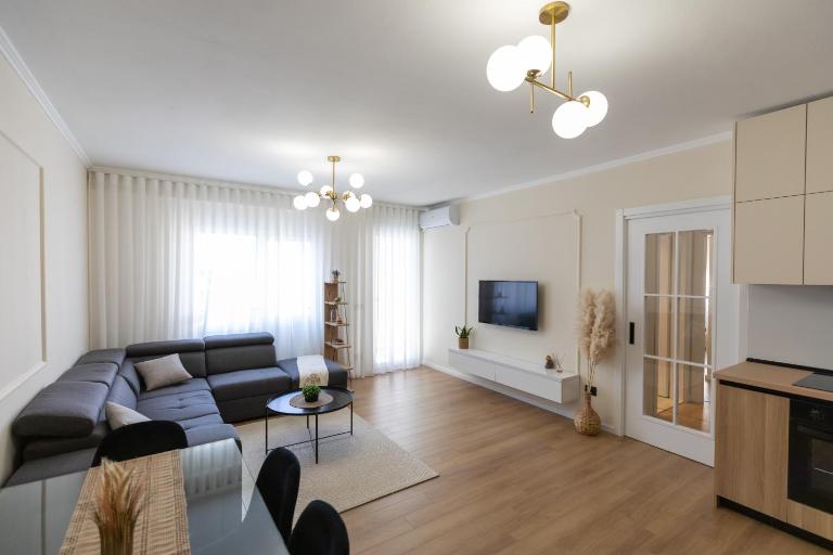 Cityline Apartment - Steps from Station & Center - Ferienwohnung Durrës
