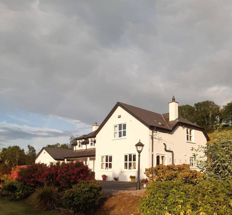mature 4 bedroom home with relaxing garden and wonderful views - B&B Carlow