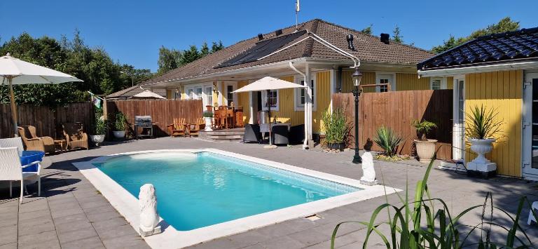 Strandnära Pool villa - B&B Höllviken