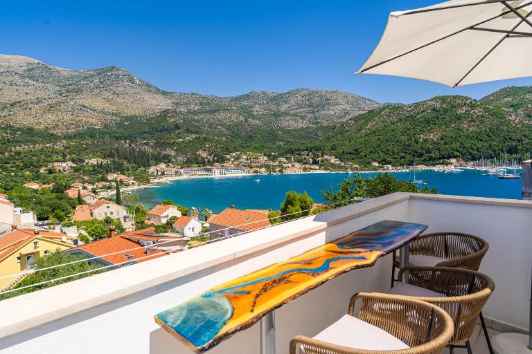 RITA - Charming 2-Bedroom Apartment with sea view, Slano - B&B Slano