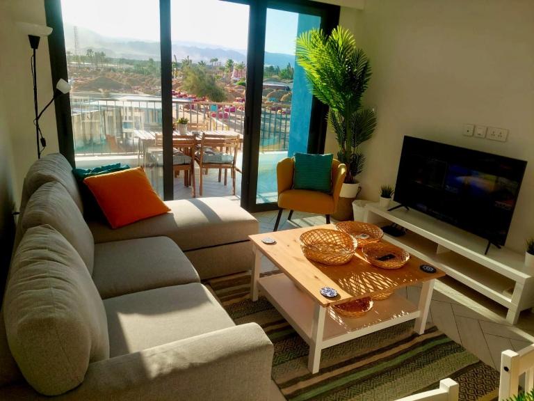 Cozy Apartment with Private Beach, couples and families only - B&B Aqaba