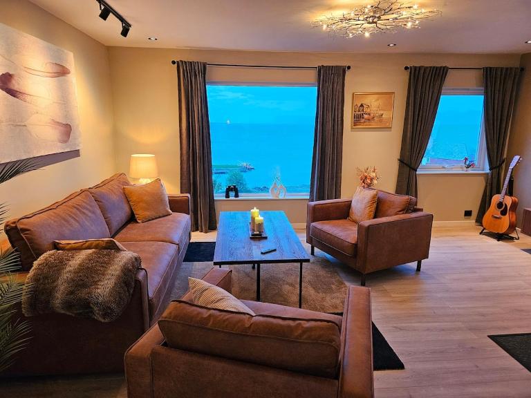 Newly renovated apartment in beautiful Haramsøy - B&B Ålesund
