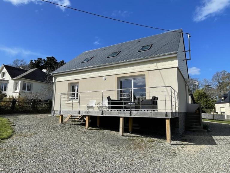 Maison rénovée proche mer 7 pers., jardin, wifi et ping-pong, 3 chambres, 2 salles d'eau - FR-1-361-426 - B&B Carolles