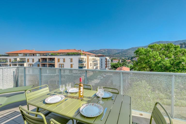 2-Bedroom Apartment with Pool Parking & Balcony - Chambres d'hôtes Le Lavandou
