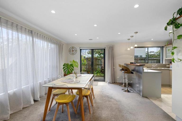 Central Lower Hutt Gem - Steps to Queensgate & Station - B&B Lower Hutt