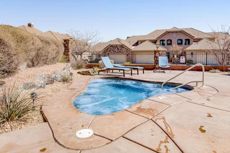 Red Coral Retreat near Zion NP, pets welcome - B&B Washington