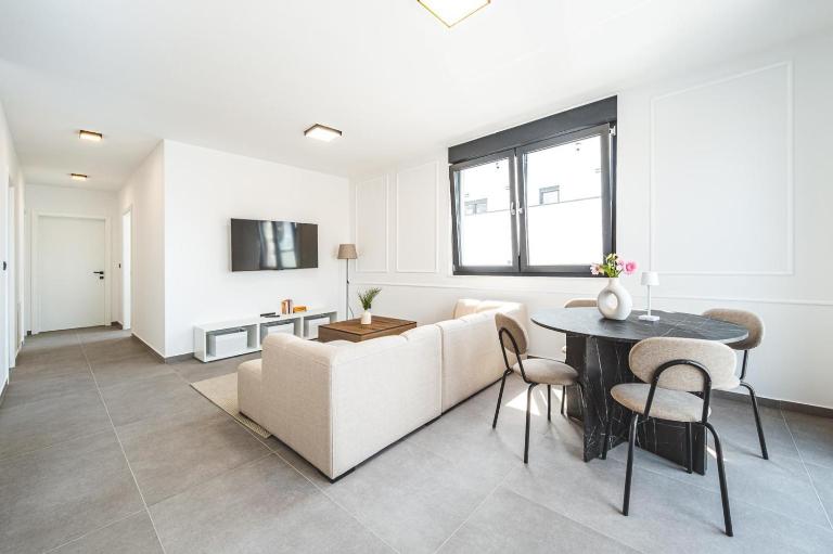 Zagreb 183 - 3 Bedrooms - Parking - Balcony - New - Apartment - Flexible Keybox Entry - Modern - Monthly Rent - WiFi - B&B Zagabria