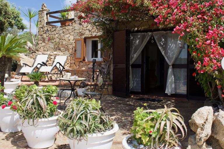 Villa con Splendido Giardino e Vista Mare a Osseddu - Olbia - B&B Pittulongu