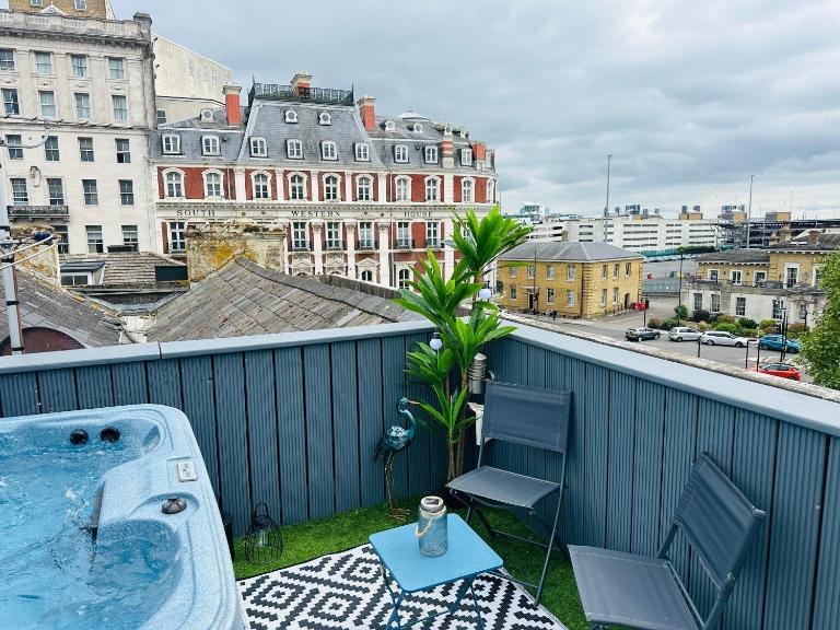 Luxury 2-bed stay, Rooftop Terrace, Hot tub, By Cruise Terminal, Oxford Street - B&B Southampton