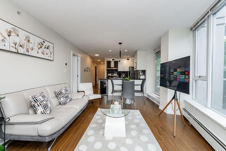 Spacious Downtown Condo with Pool Gym & Parking - Ferienwohnung Vancouver
