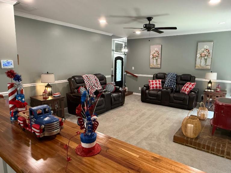 Whisper Chalet Reunions Groups 20 Plus Guests - B&B Greensboro