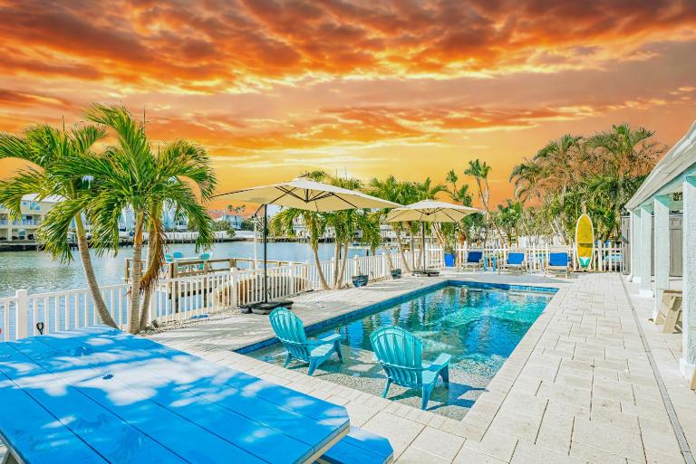 Waterfront Family Compound - Free Golf Cart, Paddleboards, Heated Pool, Golden Tee 2025 Arcade Game - B&B Clearwater Beach