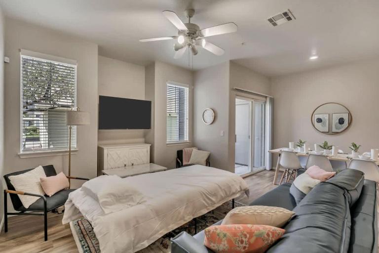 Ground Floor King Beds Pool Gym Near Hill AFB - B&B Clearfield